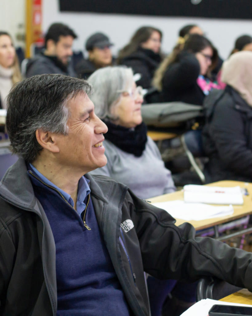 Alumnos participando en una clase de Escuela Revolución